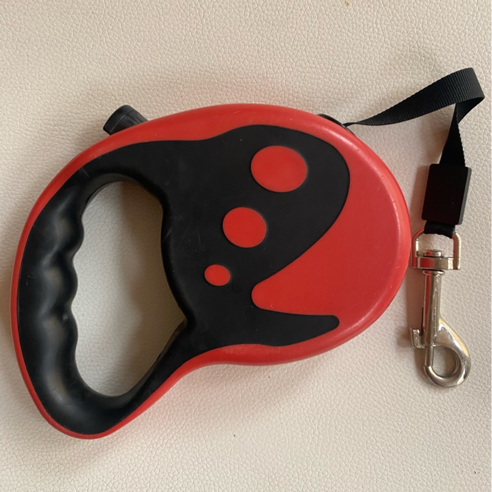 RETRACTABLE DOG LEASH